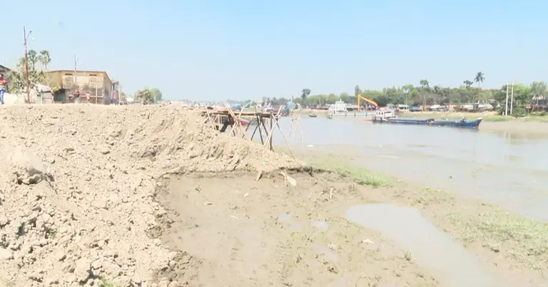 যশোরের নওয়াপাড়া নৌ-বন্দরকেন্দ্রিক বাণিজ্যে মন্দাভাব, কর্মহীন শ্রমিকরা